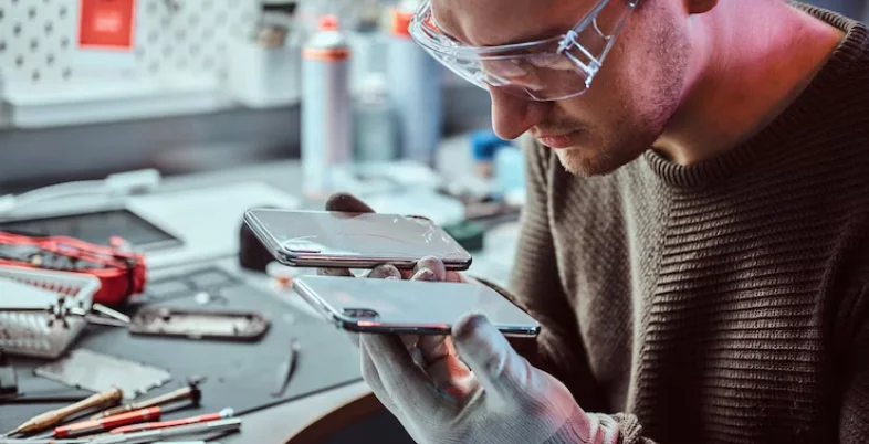 Business Ideas in Bihar - Mobile Repairing Business